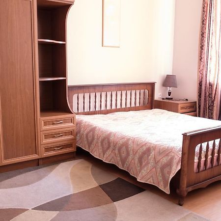 Apartment On Hanrapetutyan Street 예레반 외부 사진