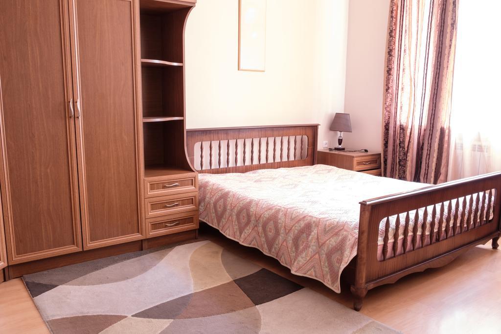 Apartment On Hanrapetutyan Street 예레반 외부 사진